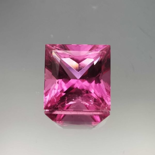 Tormalina rosa quadrata da 4.93ct Gemme su sfondo grigio