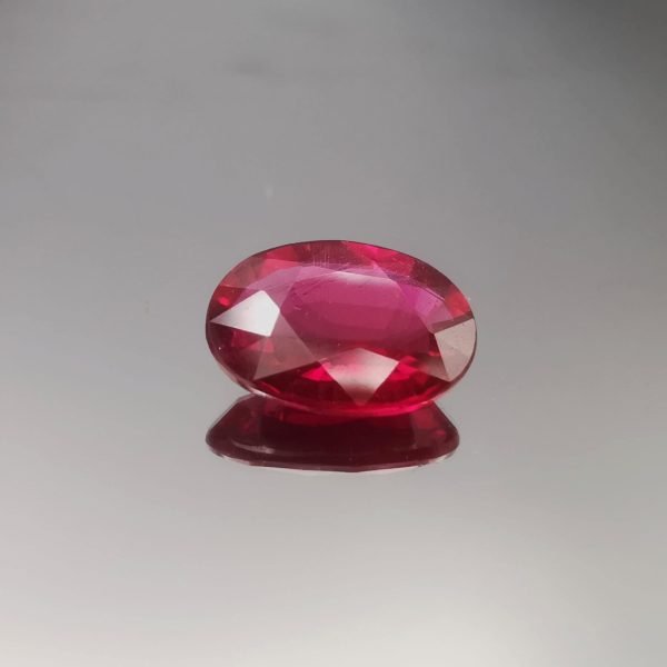 Rubino ovale non scaldato da 1.41ct Gemma su sfondo grigio