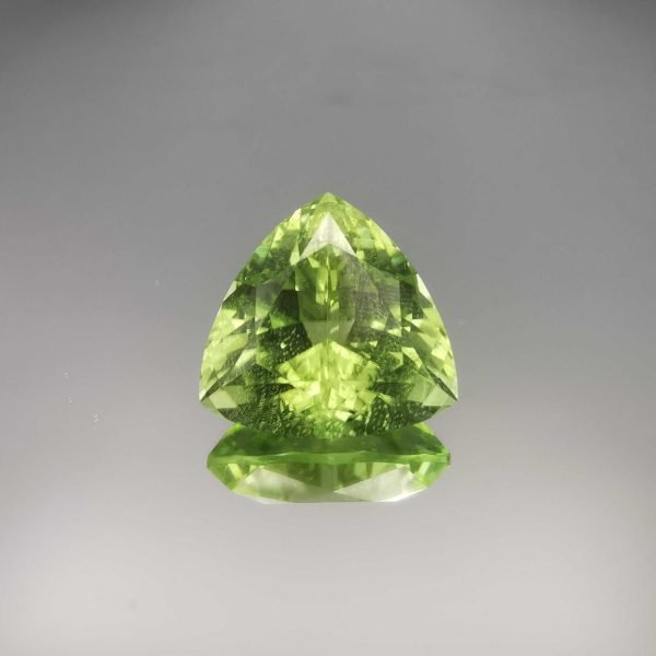 Peridoto mint del Pakistan da 6.06ct gemma su sfondo grigio