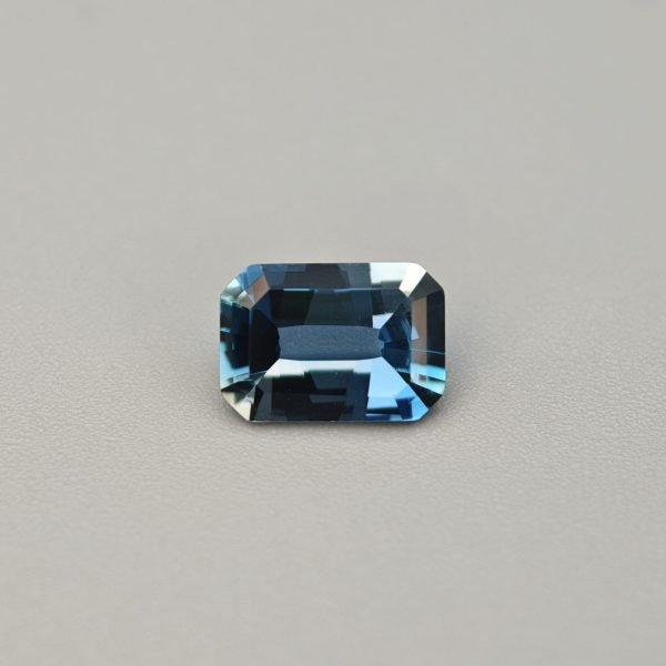 Acquamarina Santa Maria del brasile 1.25 ct su sfondo grigio