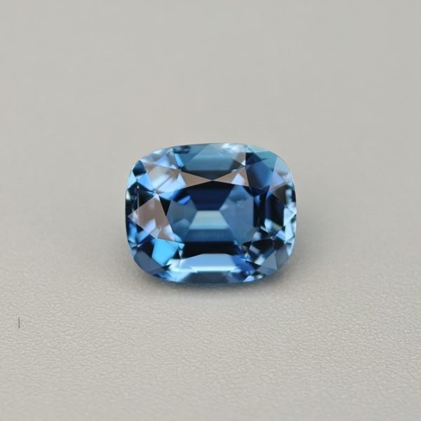Acquamarina Santa Maria cuscino 2.11 ct su sfondo grigio