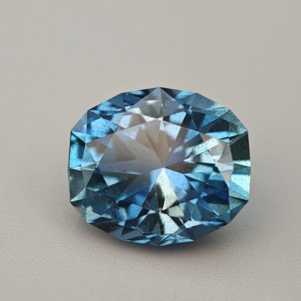 Acquamarina Santa Maria cuscino 9.02 ct su sfondo grigio