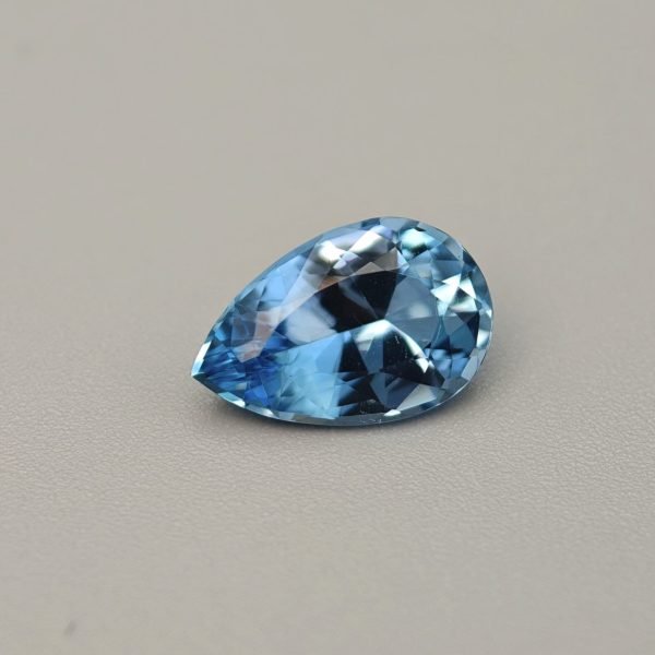 Acquamarina Santa Maria goccia 2.25 ct su sfondo grigio