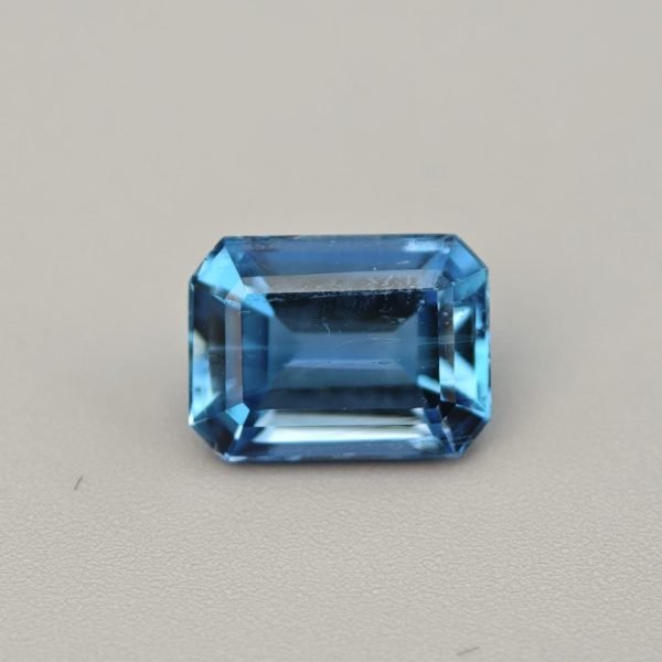 Acquamarina Santa Maria ottagonale 3.28 ct su sfondo grigio