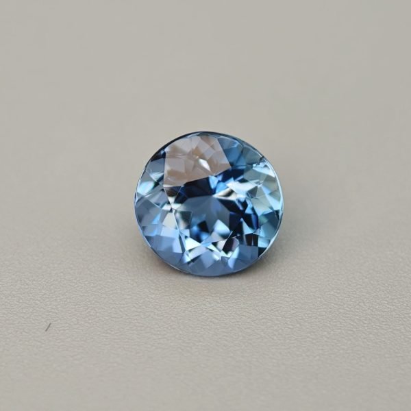 Acquamarina Santa Maria round 2.29 ct su sfondo grigio