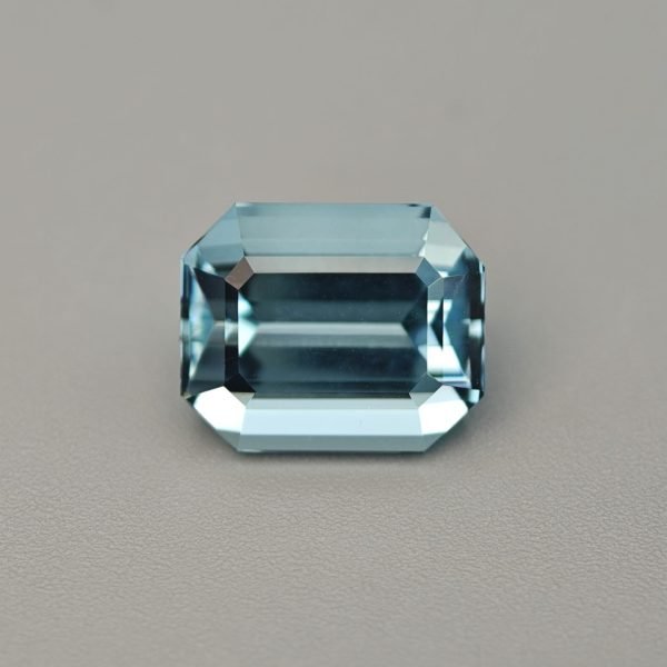 acquamarina ottagonale 4.59 ct su sfondo grigio