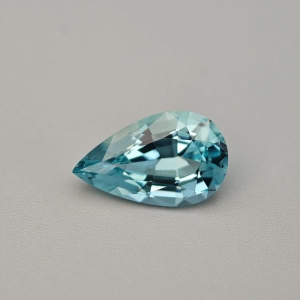 acquamarina verde Goccia 3.67 ct su sfondo grigio