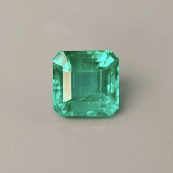 smeraldo brasile minor 2.22 ct su sfondo grigio