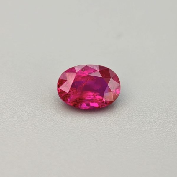 Rubino di Burma non scaldato 1.05 ct su sfondo grigio