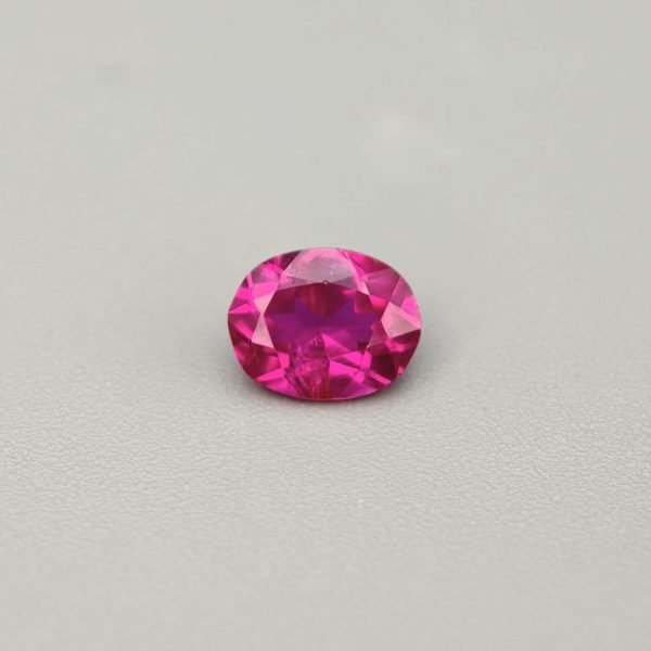 Rubino del Madagascar non scaldato 0.75 ct su sfondo grigio