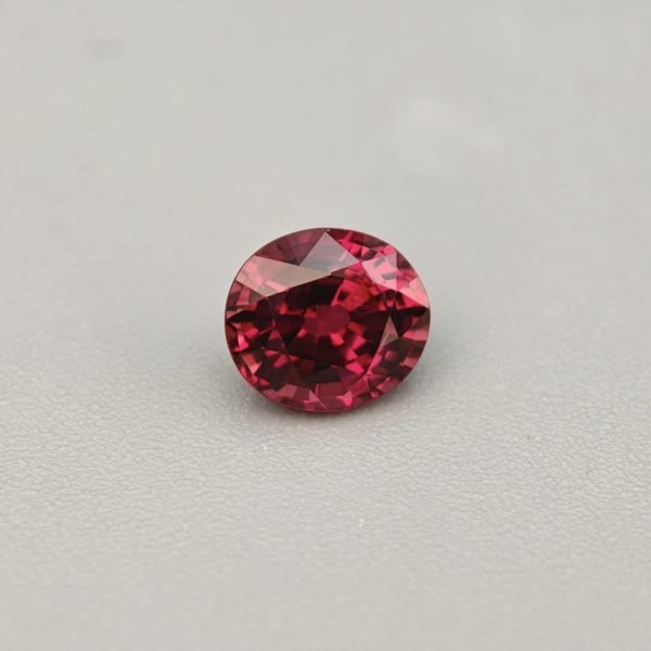 Rubino della Tanzania 0.8 ct su sfondo grigio