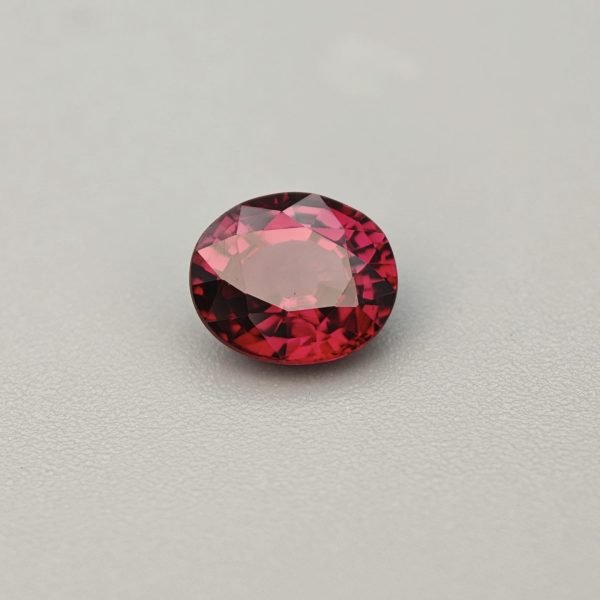 Rubino della Tanzania non scaldato 1.27 ct su sfondo grigio