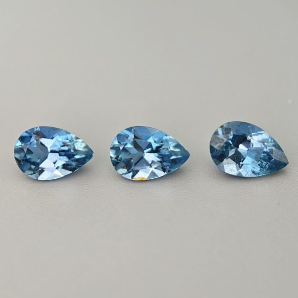 Set acquamarina Santa Maria goccia 3.63 ct su sfondo grigio