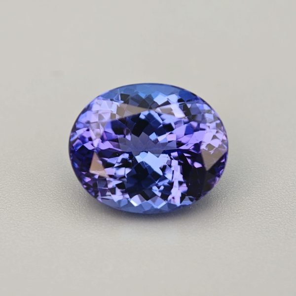 Tanzanite ovale 7.33 ct su sfondo grigio