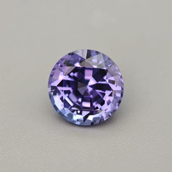 Tanzanite round 3.31ct su sfondo grigio