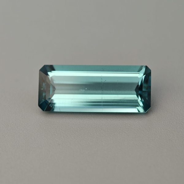 Tormalina Indicolite 4.18 ct su sfondo grigio