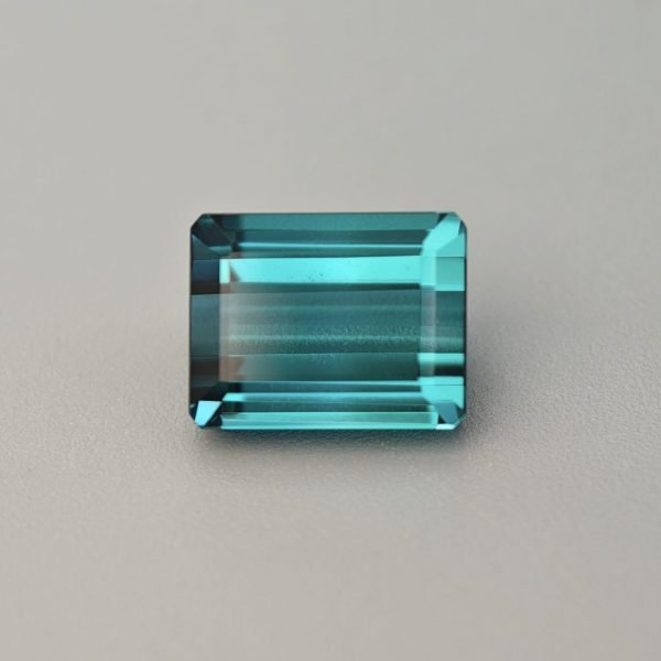 Tormalina Indicolite 4.85 ct su sfondo grigio