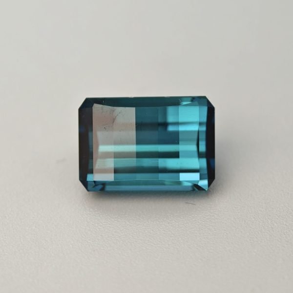 Tormalina Indicolite 4.91 ct su sfondo grigio