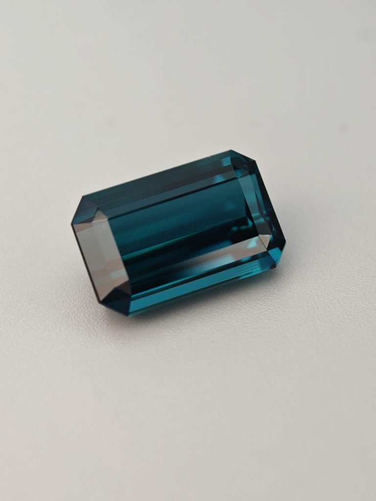 Tormalina Indicolite 7.36 ct su sfondo grigio