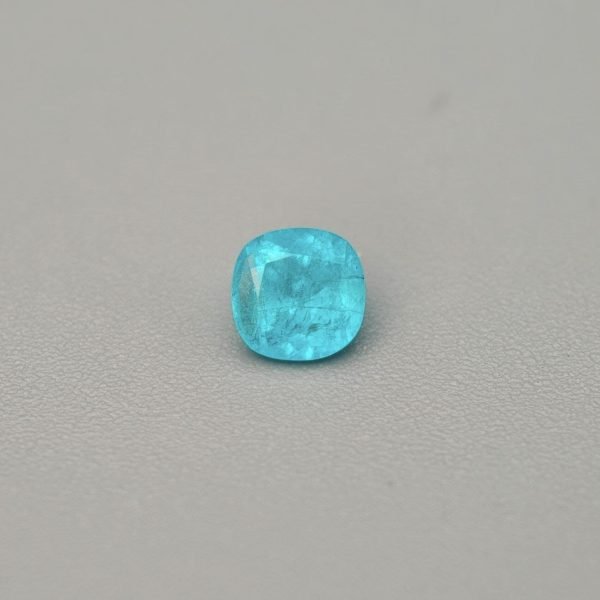 Tormalina Paraiba Brasile 0.28 ct su sfondo grigio