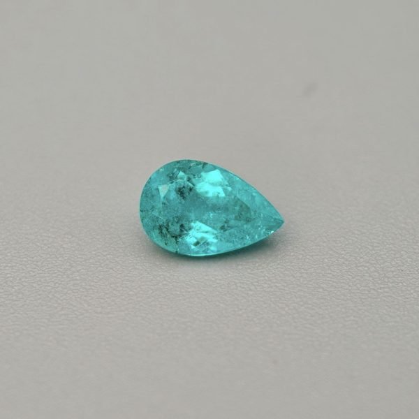 Tormalina Paraiba Brasile 0.47 ct su sfondo grigio