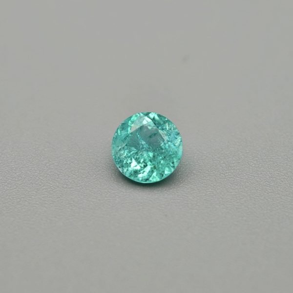 Tormalina Paraiba Brasile 0.56 ct su sfondo grigio