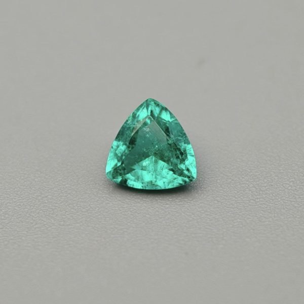 Tormalina Paraiba Brasile 0.58 ct su sfondo grigio