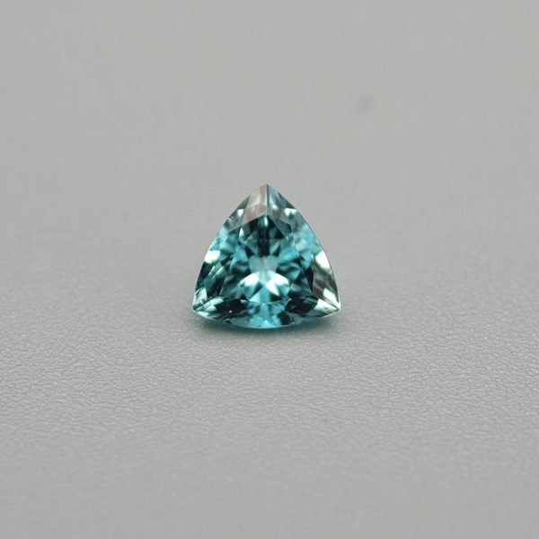 Tormalina Paraiba Mozambico 0.49 ct su sfondo grigio