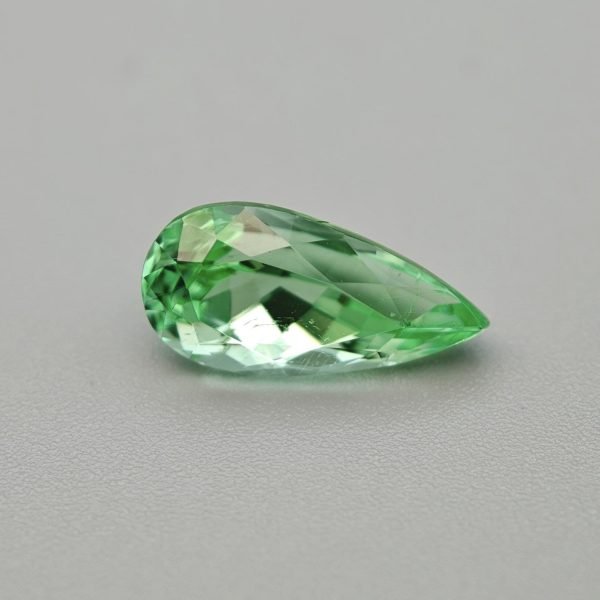 Tormalina Paraiba Mozambico 3.02 ct su sfondo grigio