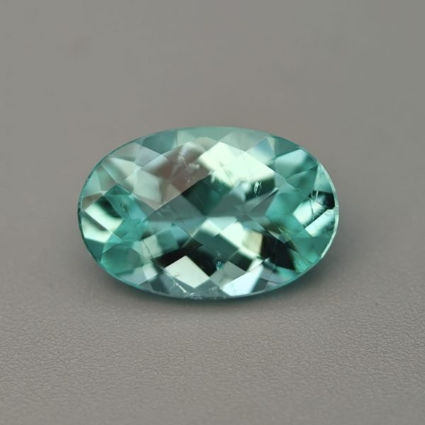 Tormalina Paraiba Mozambico 3.38 ct su sfondo grigio