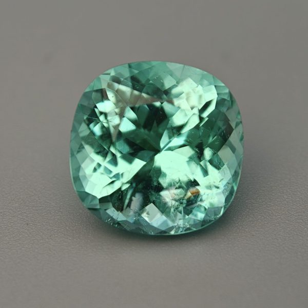 Tormalina Paraiba Mozambico 7.10 ct su sfondo grigio