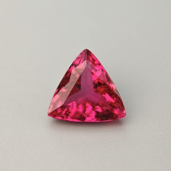 Tormalina Rubellite 2.98 ct su sfondo grigio