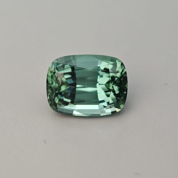 Tormalina Seafoam 5.44 ct su sfondo grigio