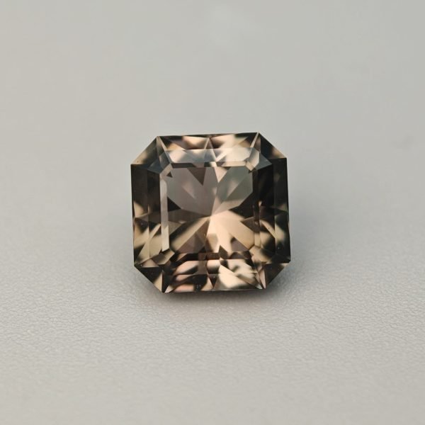 Tormalina Policroma 2.53 ct su sfondo grigio