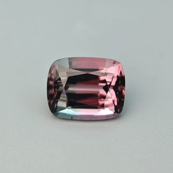 Tormalina Policroma 3.29 ct su sfondo grigio