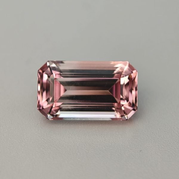 Tormalina Policroma 4.74 ct su sfondo grigio