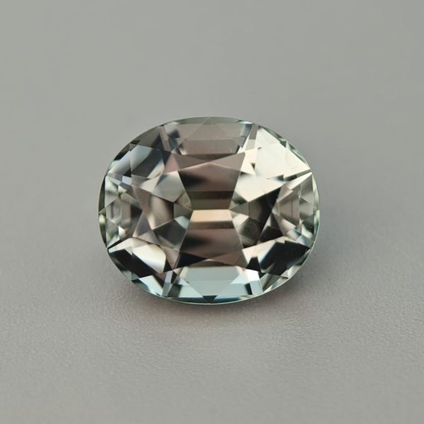 Tormalina Policroma 4.82 ct su sfondo grigio