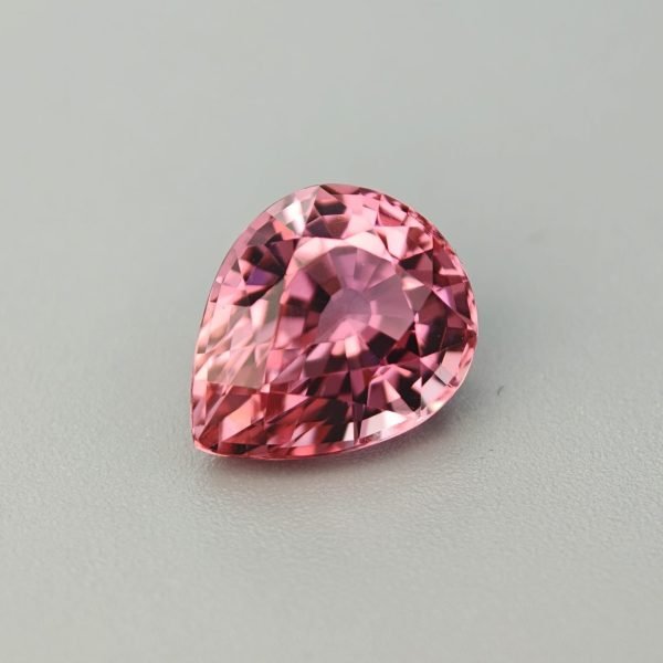 Tormalina rosa 3.63 ct su sfondo grigio