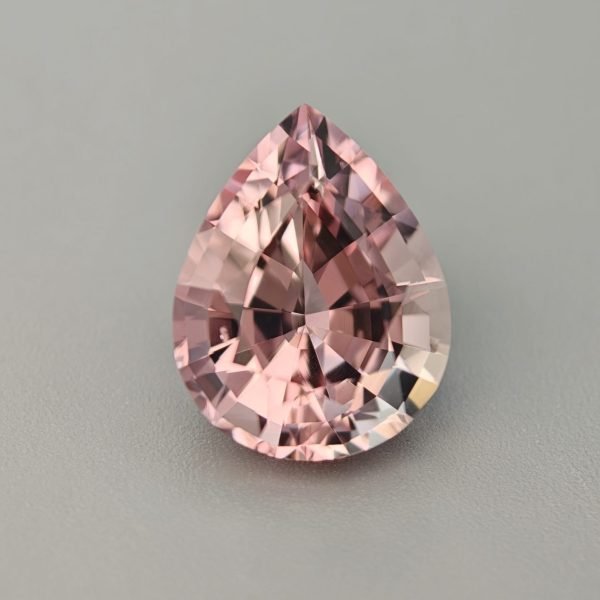 Tormalina rosa 6.87 ct su sfondo grigio