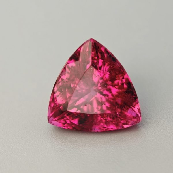 Tormalina rubellite 6.61 ct su sfondo grigio
