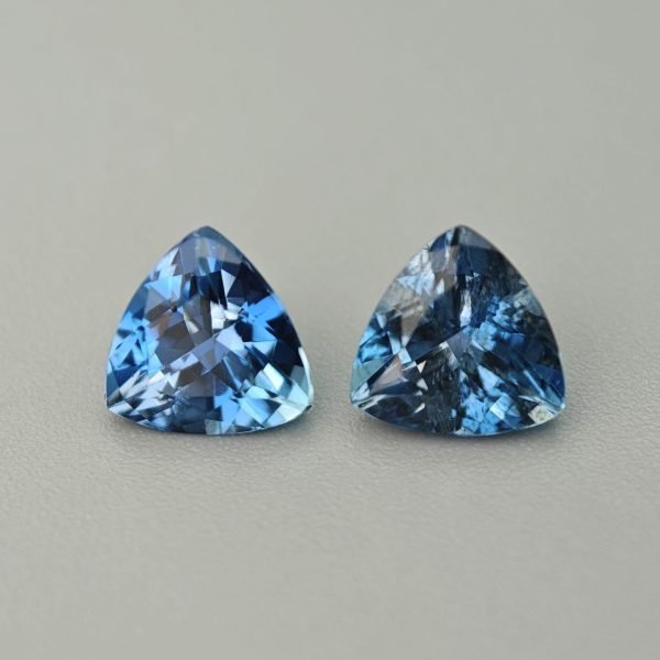 Coppia acquamarina Santa Maria 2.04 ct su sfondo grigio