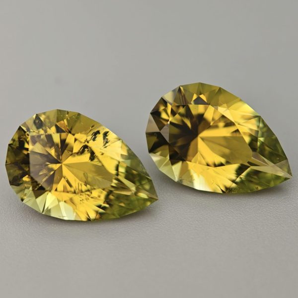 Coppia Tormalina Madagascar 13.22 ct su sfondo grigio