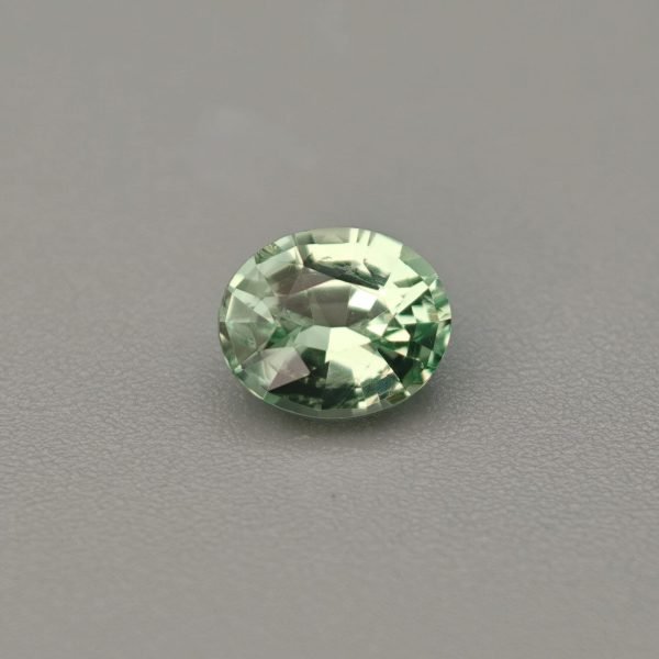 Crisoberillo al Vanadio 0.66 ct su sfondo grigio