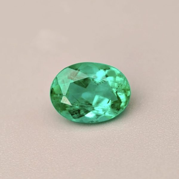 smeraldo brasiliano insignificant ovale 1.10 ct su sfondo grigio